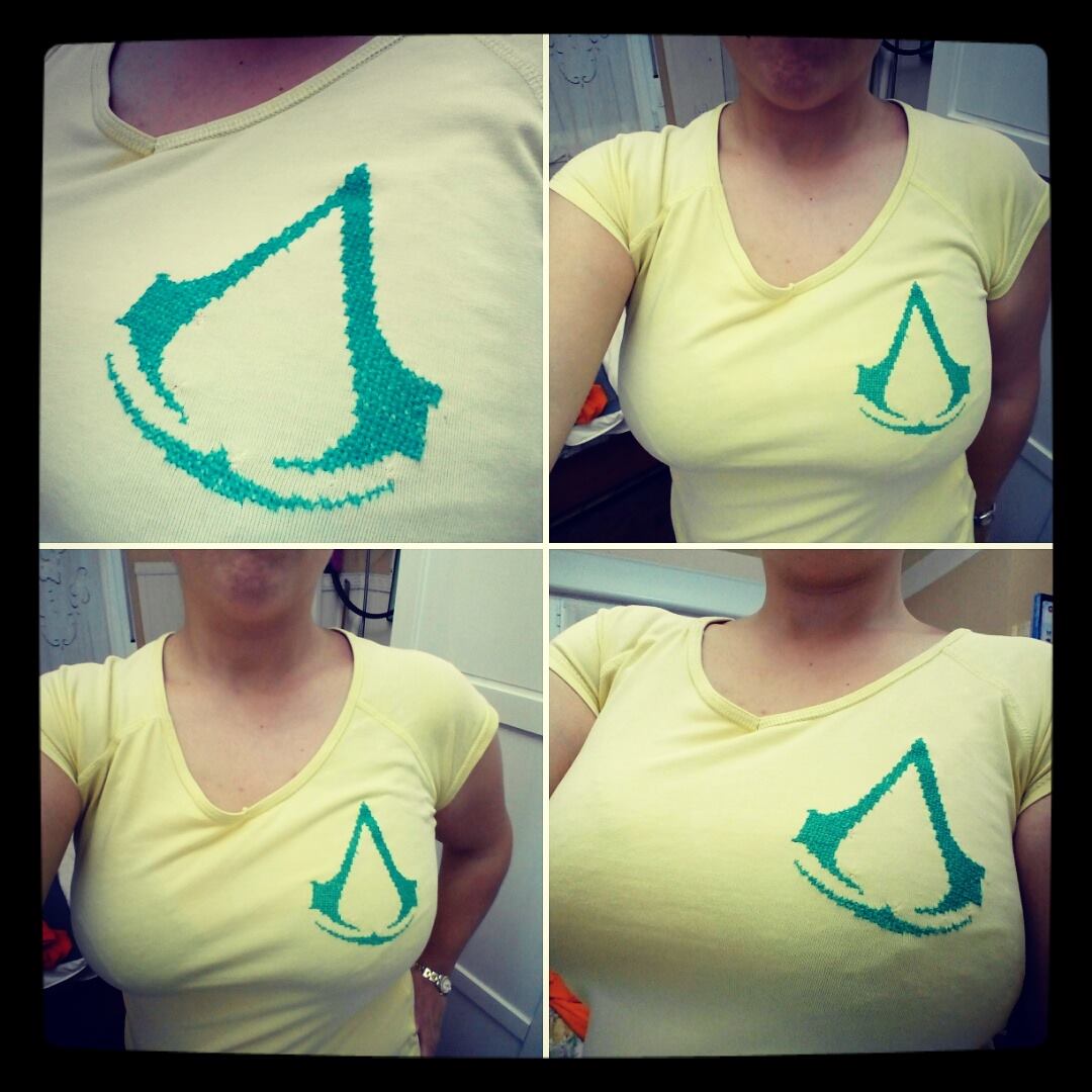 Logo Assassin’ s Creed punto croce sulla t-shirt autrice Fan su Facebook Lluvisa Heredia Alvarez-Laviada