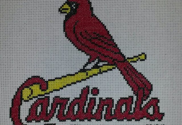 Logo dei Cardinals foto lavoro ricamo punto croce autrice Fan su Facebook Carrie Renae Uetz