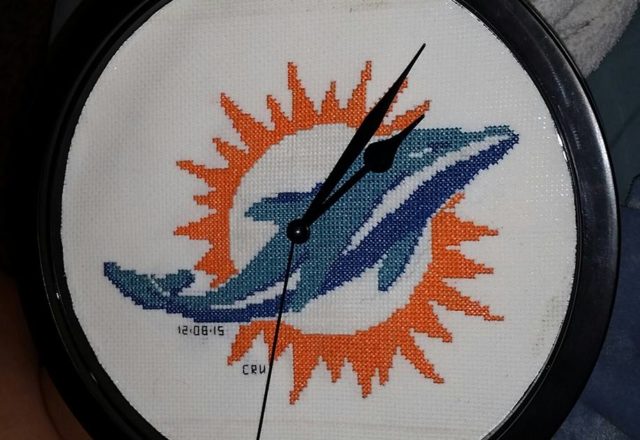 Logo dei Miami Dolphins foto lavoro punto croce autrice Fan su Facebook Carrie Renae Uetz (2)
