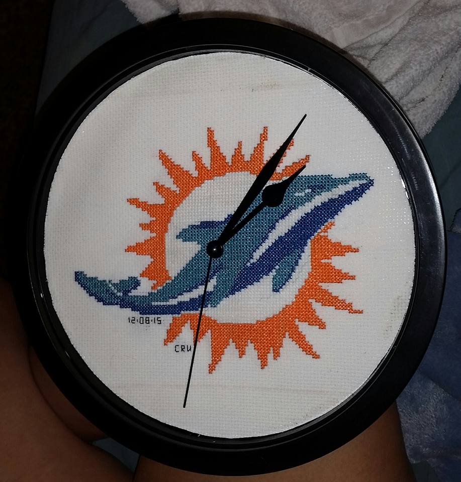 Logo dei Miami Dolphins foto lavoro punto croce autrice Fan su Facebook Carrie Renae Uetz (2)