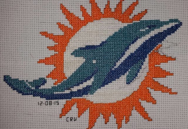 Logo dei Miami Dolphins foto lavoro punto croce autrice Fan su Facebook Carrie Renae Uetz