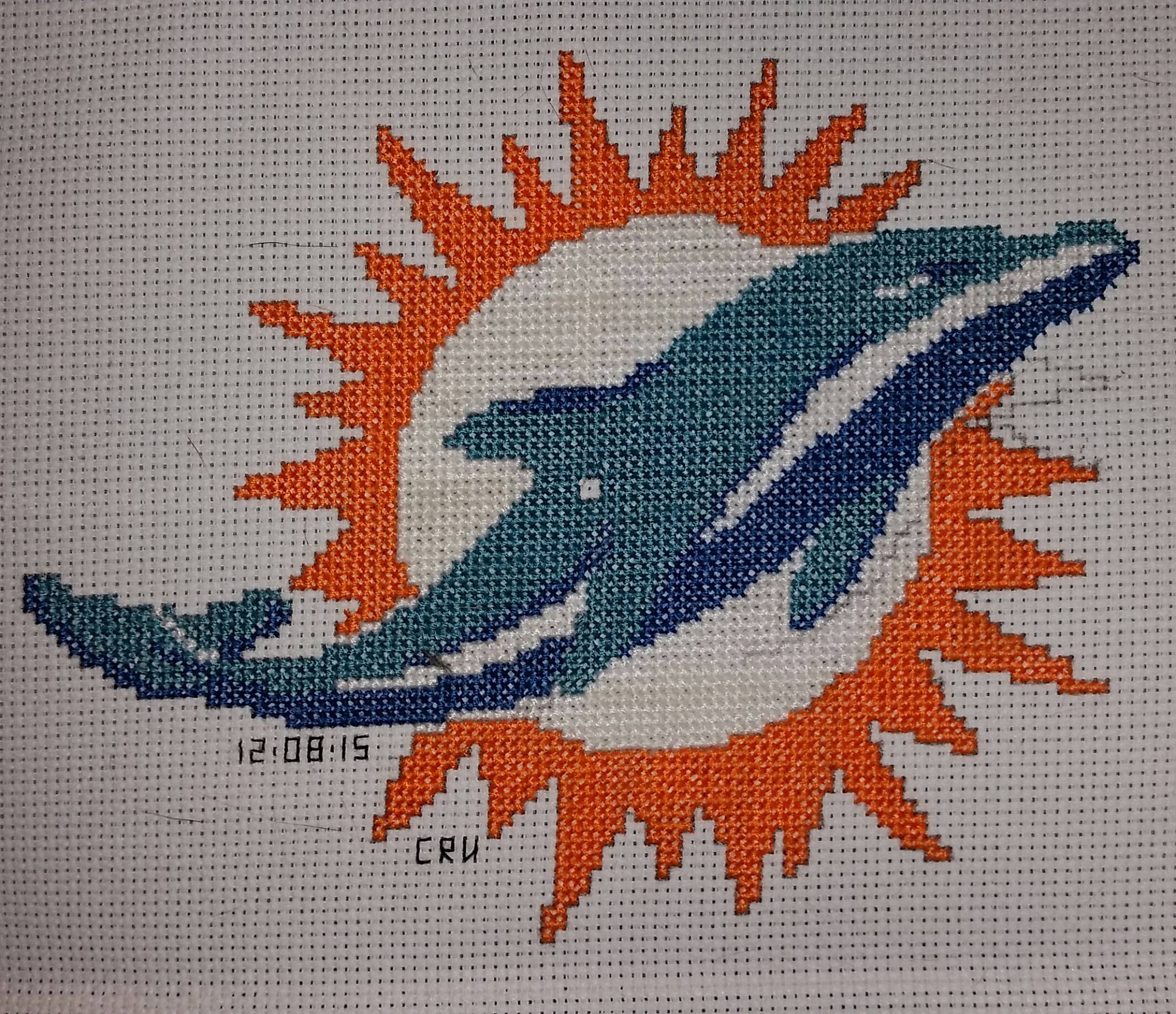 Logo dei Miami Dolphins foto lavoro punto croce autrice Fan su Facebook Carrie Renae Uetz