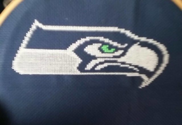 Logo dei Seattle Seahawks a punto croce autrice Fan su Facebook Gina Carpenter