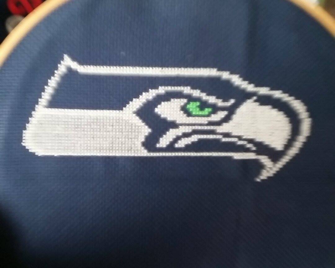 Logo dei Seattle Seahawks a punto croce autrice Fan su Facebook Gina Carpenter