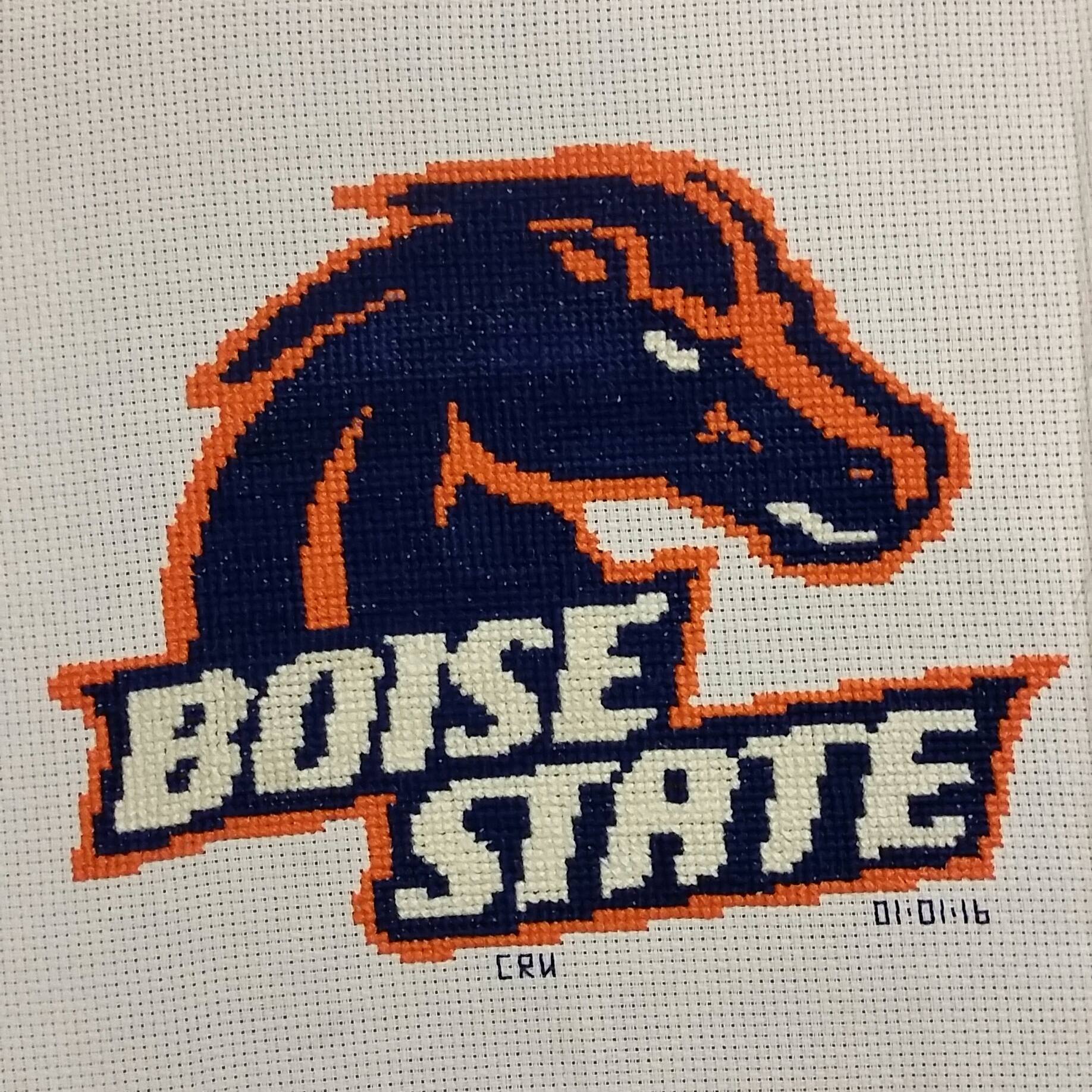 Logo del Boise State foto lavoro punto croce autrice Fan su Facebook Carrie Renae Uetz (1)