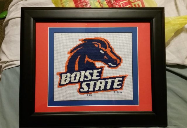 Logo del Boise State foto lavoro punto croce autrice Fan su Facebook Carrie Renae Uetz (2)