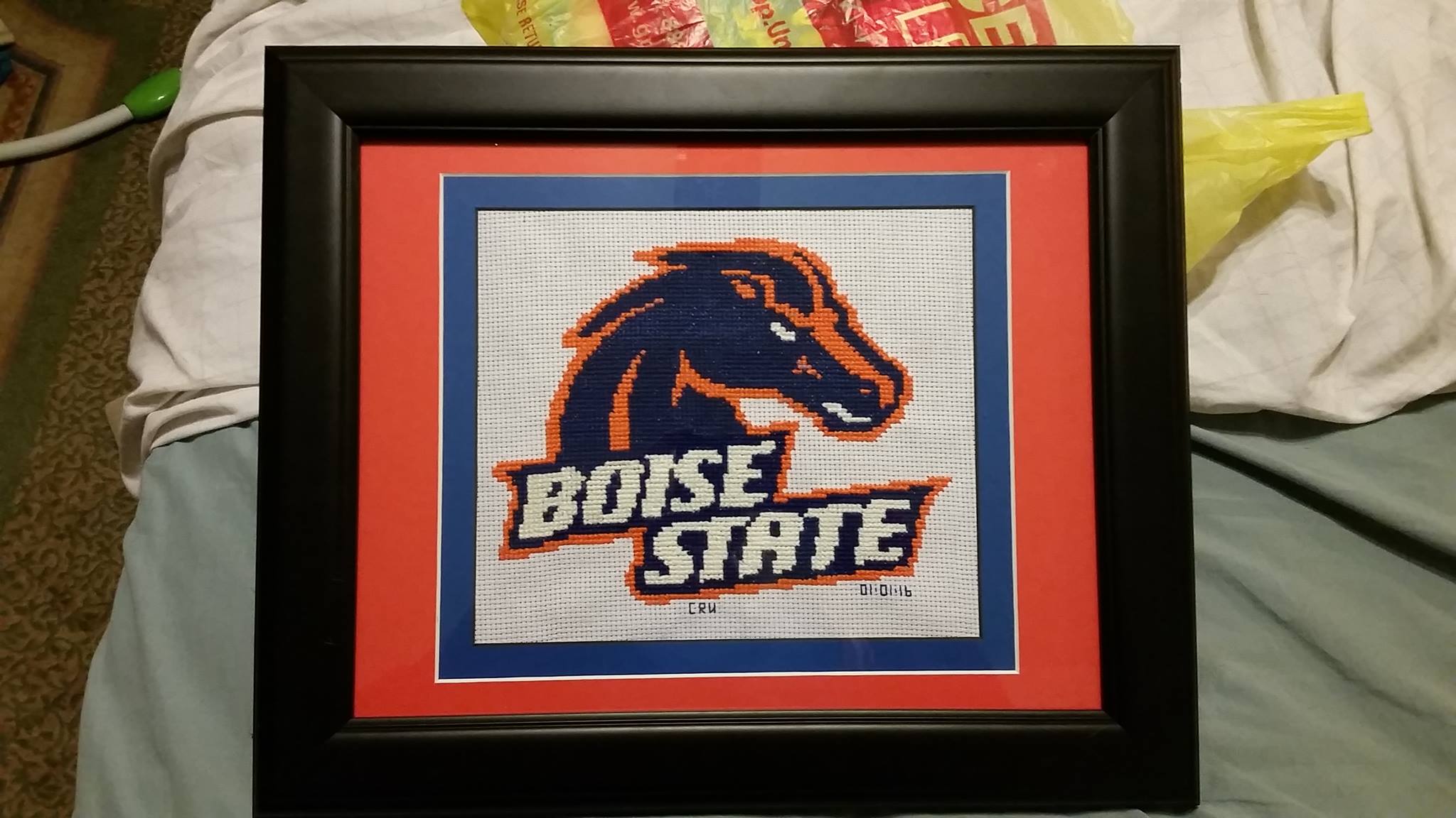Logo del Boise State foto lavoro punto croce autrice Fan su Facebook Carrie Renae Uetz (2)