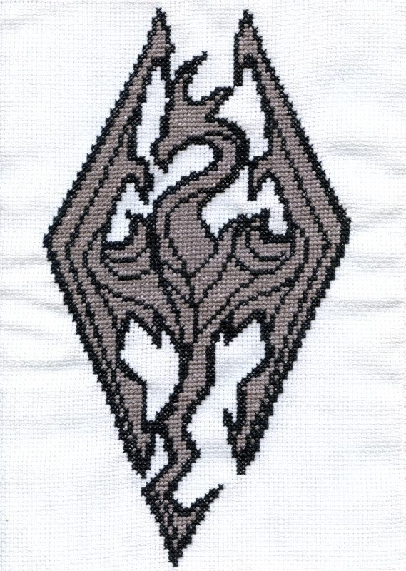Logo di Skyrim foto lavoro punto croce Fan su Facebook Timea Cseke