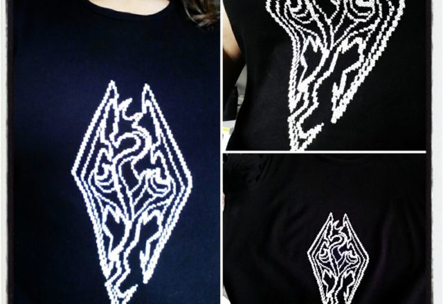 Logo di Skyrim su T-shirt Fan su Facebook Lluvisa Heredia Alvarez-Laviada