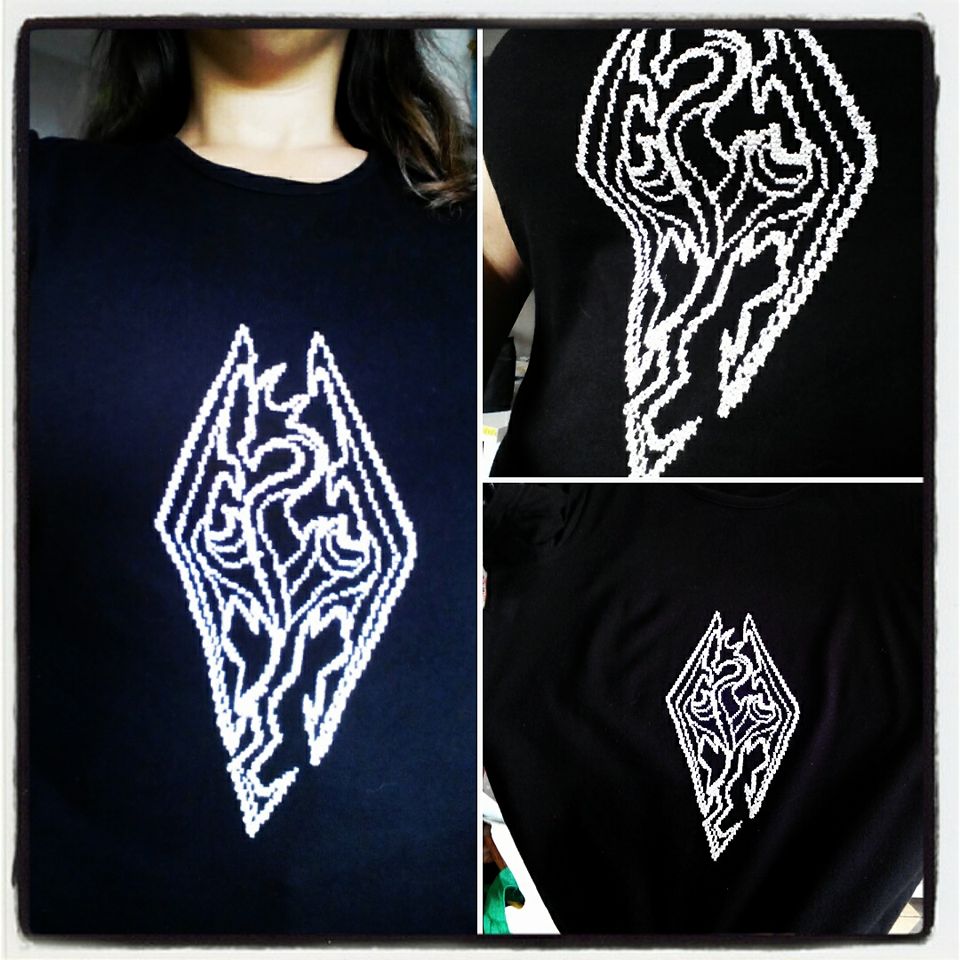 Logo di Skyrim su T-shirt Fan su Facebook Lluvisa Heredia Alvarez-Laviada
