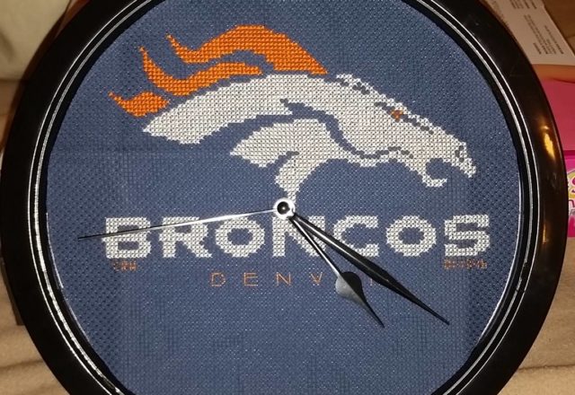 Orologio punto croce dei Denver Broncos autrice Fan su Facebook Carrie Renae Uetz