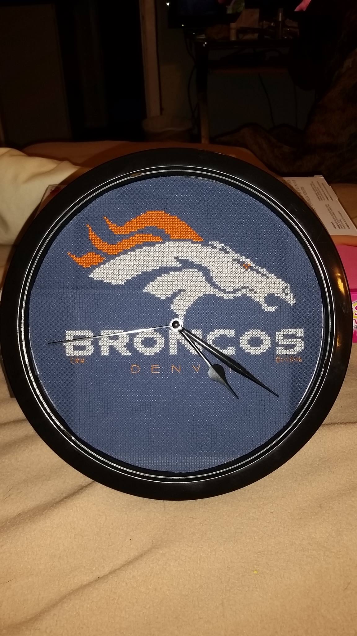 Orologio punto croce dei Denver Broncos autrice Fan su Facebook Carrie Renae Uetz