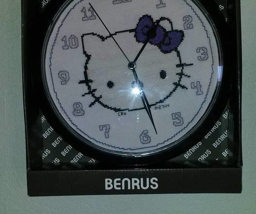 Orologio ricamato punto croce con Hello Kitty autrice Fan su Facebook Carrie Renae Uetz 2