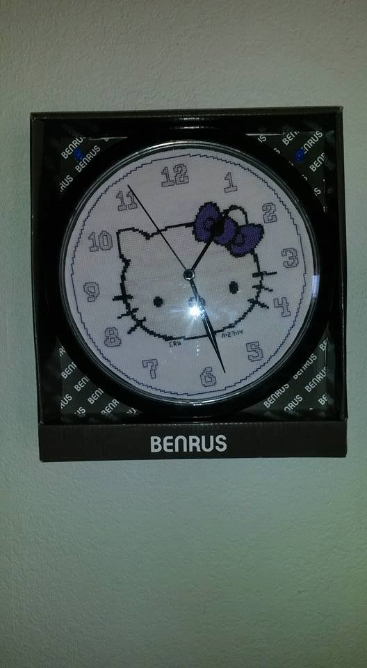 Orologio ricamato punto croce con Hello Kitty autrice Fan su Facebook Carrie Renae Uetz 2