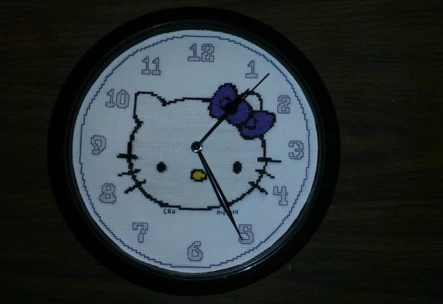 Orologio ricamato punto croce con Hello Kitty autrice Fan su Facebook Carrie Renae Uetz