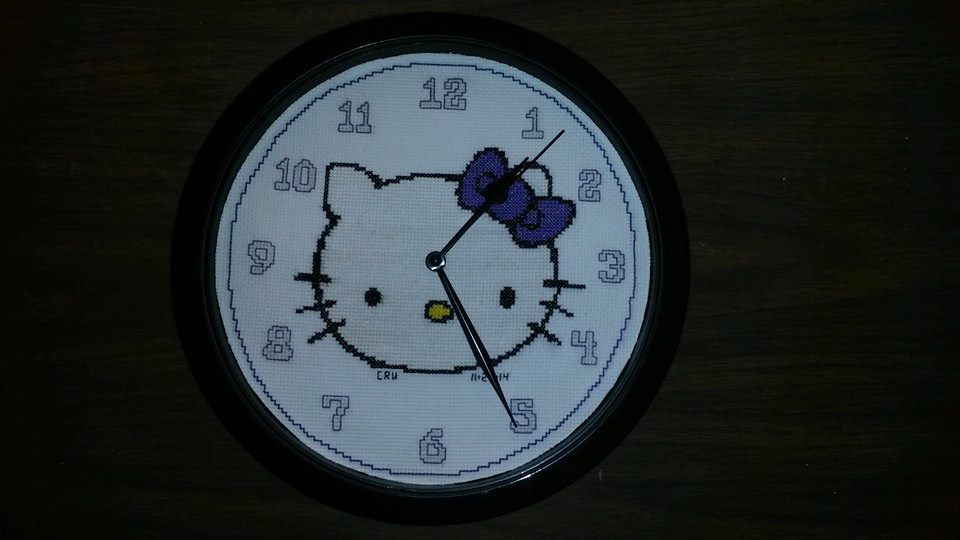 Orologio ricamato punto croce con Hello Kitty autrice Fan su Facebook Carrie Renae Uetz
