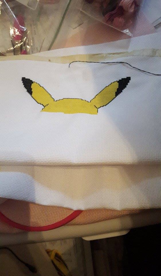 Pikachu lavoro a punto croce foto lavoro autrice Fan su Facebook Monika Druzak Giza (2)