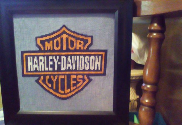 Quadretto Harley Davidson punto a croce foto lavoro autrice Fan su Facebook Debby Pittman (1)