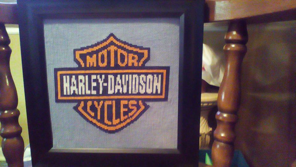Quadretto Harley Davidson punto a croce foto lavoro autrice Fan su Facebook Debby Pittman (1)