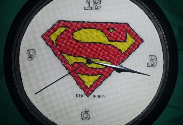 Quadretto e orologio Superman foto lavoro punto croce autrice Fan su Facebook Carrie Renae Uetz (1)