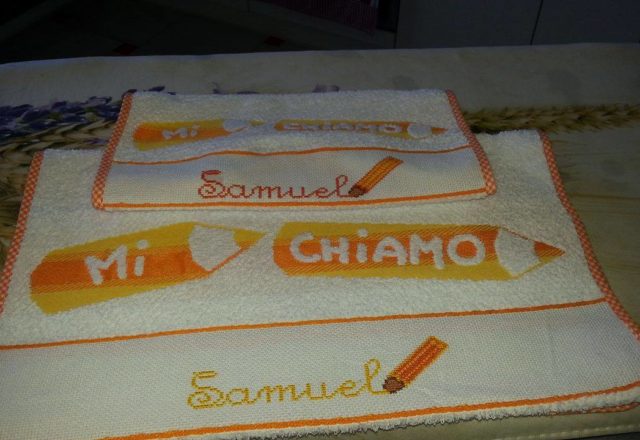 Set asilo ricamato a punto croce con nome con matita Samuel autrice Fan su Facebook Maria Teresa Paganini