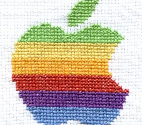 Sottobicchiere punto croce con la mela colorata di Apple della Fan su Facebook Timea Cseke