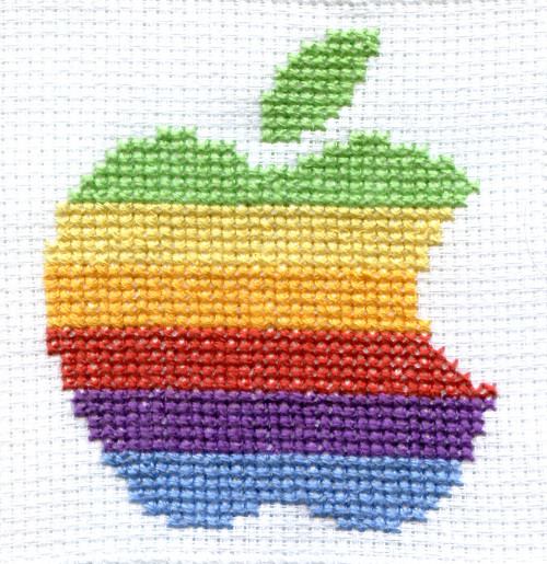 Sottobicchiere punto croce con la mela colorata di Apple della Fan su Facebook Timea Cseke