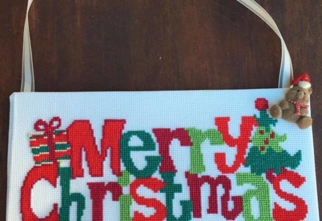 Testo Merry Christmas ricamato punto croce foto della Fan su Facebook Tamie Dukes